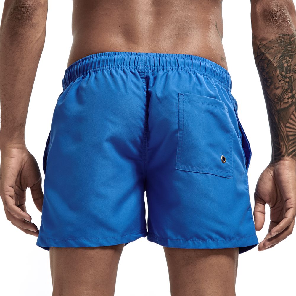 Elegante effen korte zwembroek voor heren met verstelbaar trekkoord en ruime zijzakken. Strandmode.