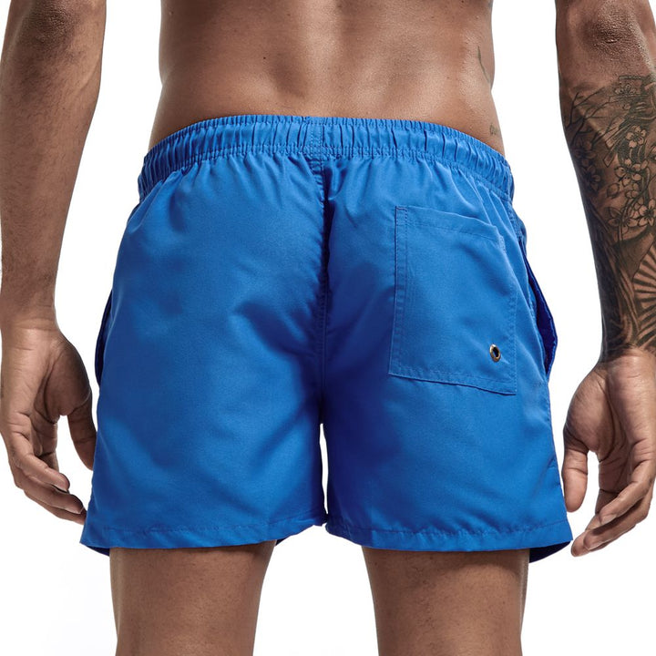 Elegante effen korte zwembroek voor heren met verstelbaar trekkoord en ruime zijzakken. Strandmode.