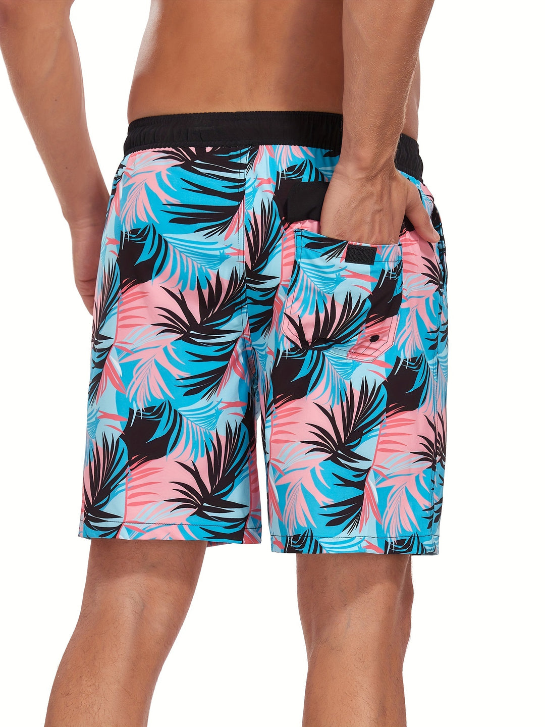Gedetailleerde foto van heren zwembroek met heldere tropische flamingo print, voor een zomerse look.