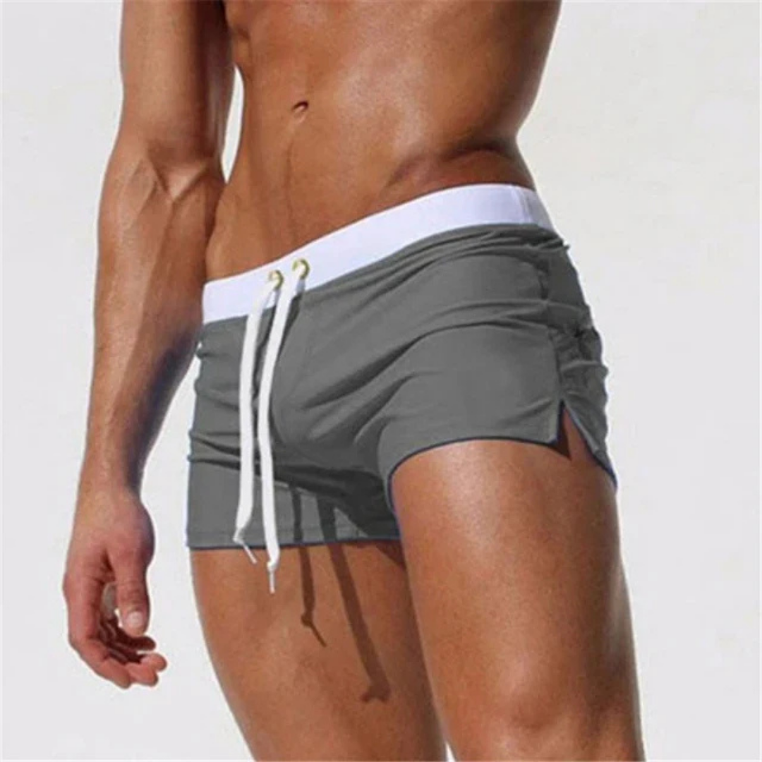 Duurzame heren zwembroek voor de zomer, met verstelbare taille en zijsplits.