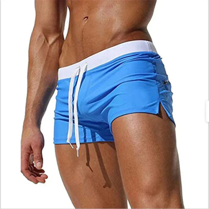 Trendy heren strandkleding: sneldrogende zwembroek met verstelbare taille en zijsplits.
