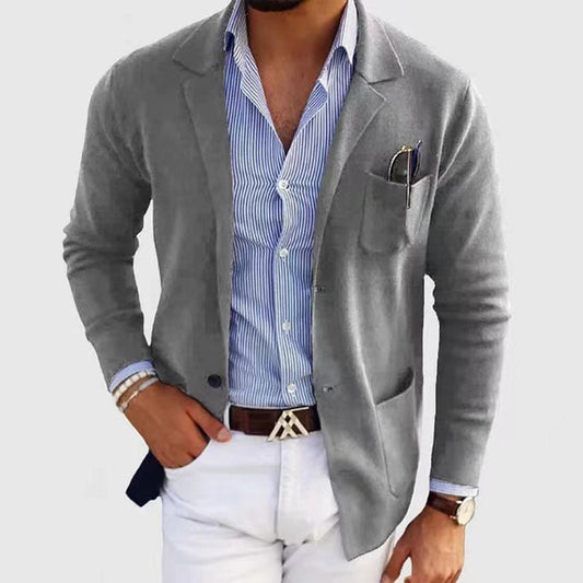 "Herenblazer met reverskraag en klepzakken in ademend polyester, ideaal voor zakelijke en casual looks."