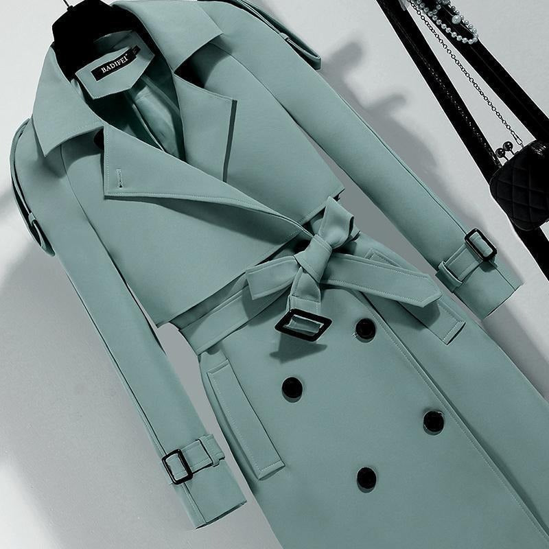 Chique beige trenchcoat voor dames, KieraJacket model, combineert stijl met comfort voor elke gelegenheid.