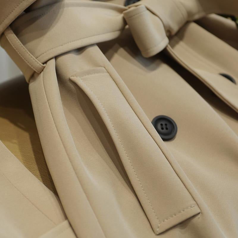 Rode KieraJacket damesjas, een trendy trenchcoat, ideaal als stijlvolle bovenkleding voor buiten.