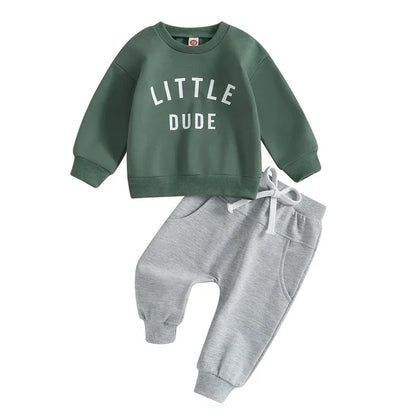 "Herfstoutfit peuters: stoer sweatshirt en broek, katoenmix, trendy letterprint, geschikt voor avontuurlijk spelen."
