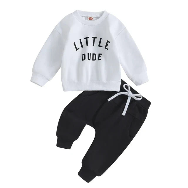 "Herfstoutfit peuters: stoer sweatshirt en broek, katoenmix, trendy letterprint, geschikt voor avontuurlijk spelen."