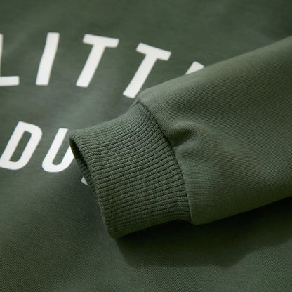 "Herfstoutfit peuters: stoer sweatshirt en broek, katoenmix, trendy letterprint, geschikt voor avontuurlijk spelen."