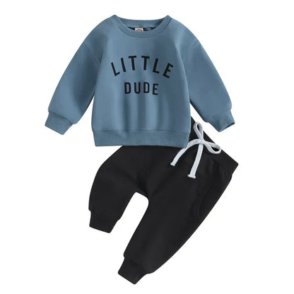 "Herfstoutfit peuters: stoer sweatshirt en broek, katoenmix, trendy letterprint, geschikt voor avontuurlijk spelen."