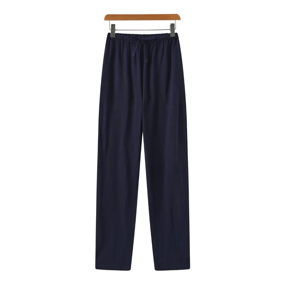 Detail van de textuur van de linnen heren pantalon. Slim fit met rechte pijp, comfortabel en stijlvol.