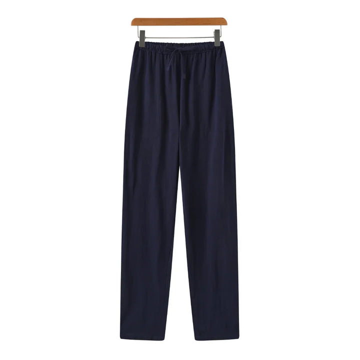 Detail van de textuur van de linnen heren pantalon. Slim fit met rechte pijp, comfortabel en stijlvol.