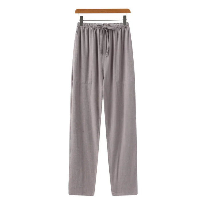 Achterzijde van de heren slim fit linnen pantalon. Rechte pijp en praktische zakken voor comfort en stijl.