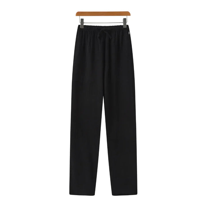 Model draagt een stijlvolle heren slim fit linnen pantalon met rechte pijp. Comfortabele zomerlook.