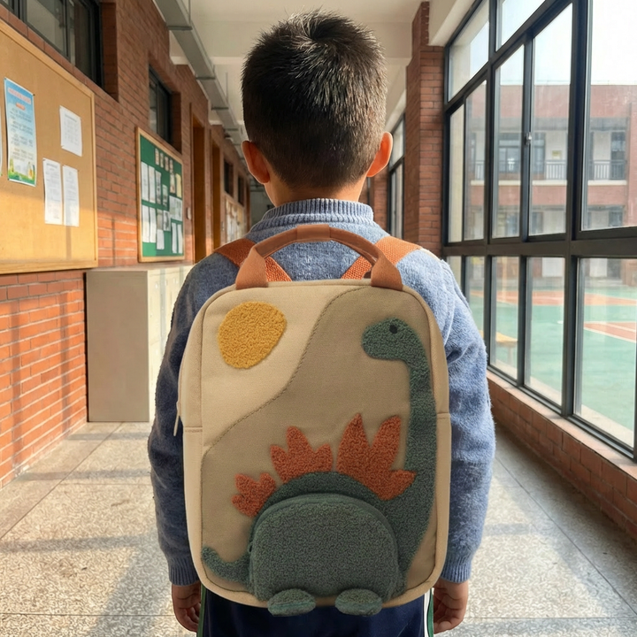 Speelse stoffen kinderrugzak in beige, perfect als schooltas of dagrugzak voor avontuurlijke kinderen.