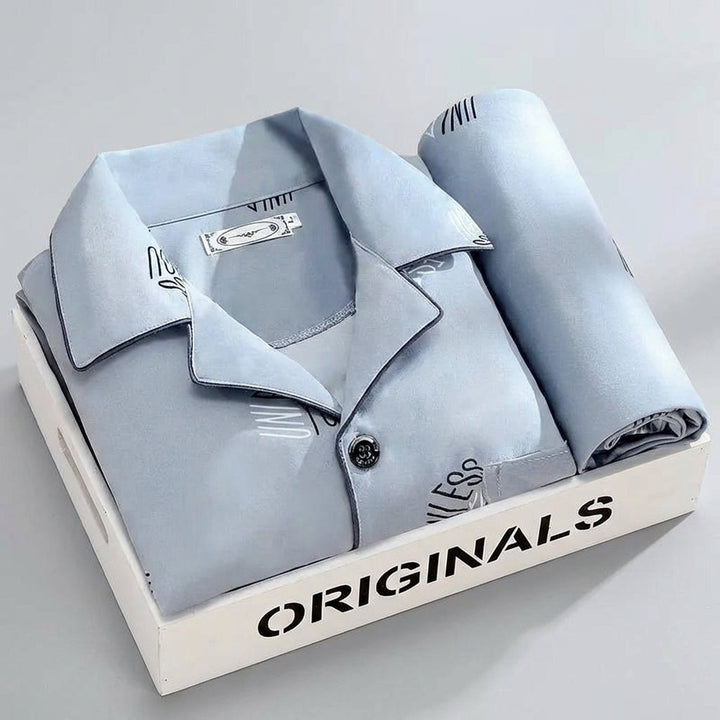 Klassieke heren pyjamaset met modern comfort. Overhemd met knoopsluiting en lange broek voor ontspanning.