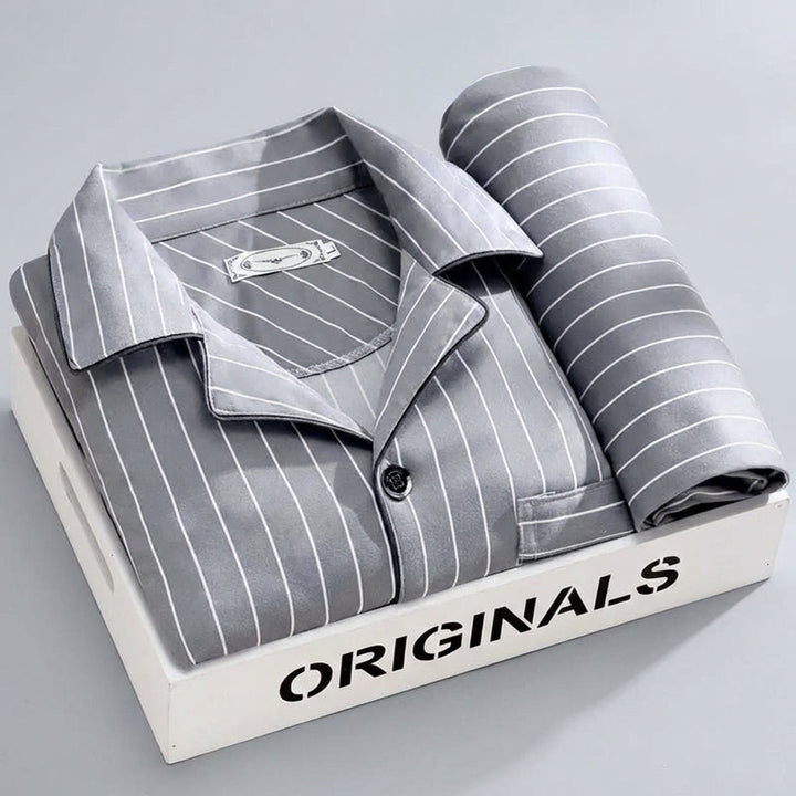 Gedetailleerd herenpyjama-overhemd met knoopsluiting en bijpassende broek. Voor comfortabele nachten.