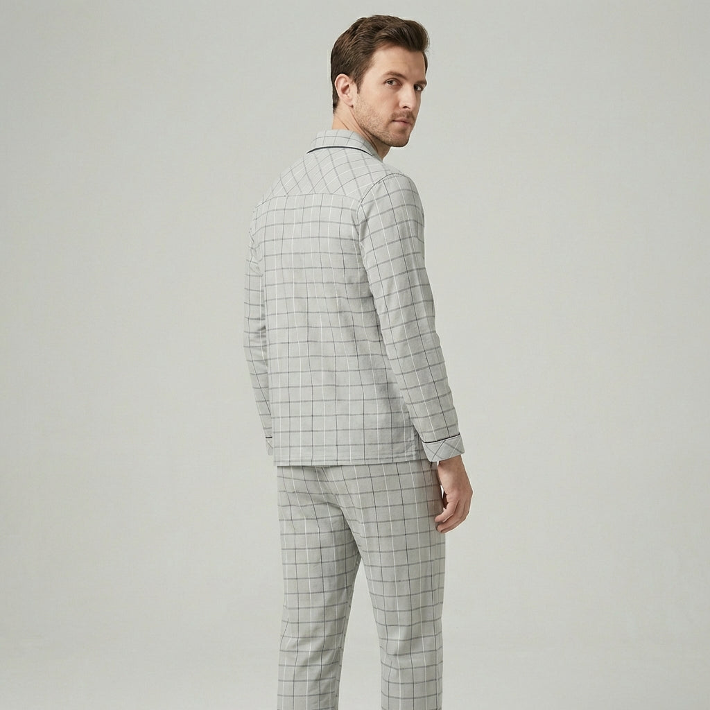 Comfortabele herenpyjama: shirt met knoopsluiting en lange broek. Perfect als nachtkleding of loungewear.
