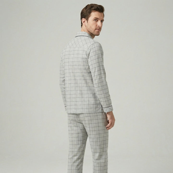 Comfortabele herenpyjama: shirt met knoopsluiting en lange broek. Perfect als nachtkleding of loungewear.