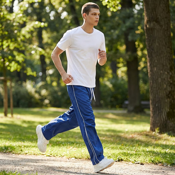 Comfortabele heren jogger broek, slim-fit met stretch polyester en elastische tailleband, perfect voor ontspanning of sport.