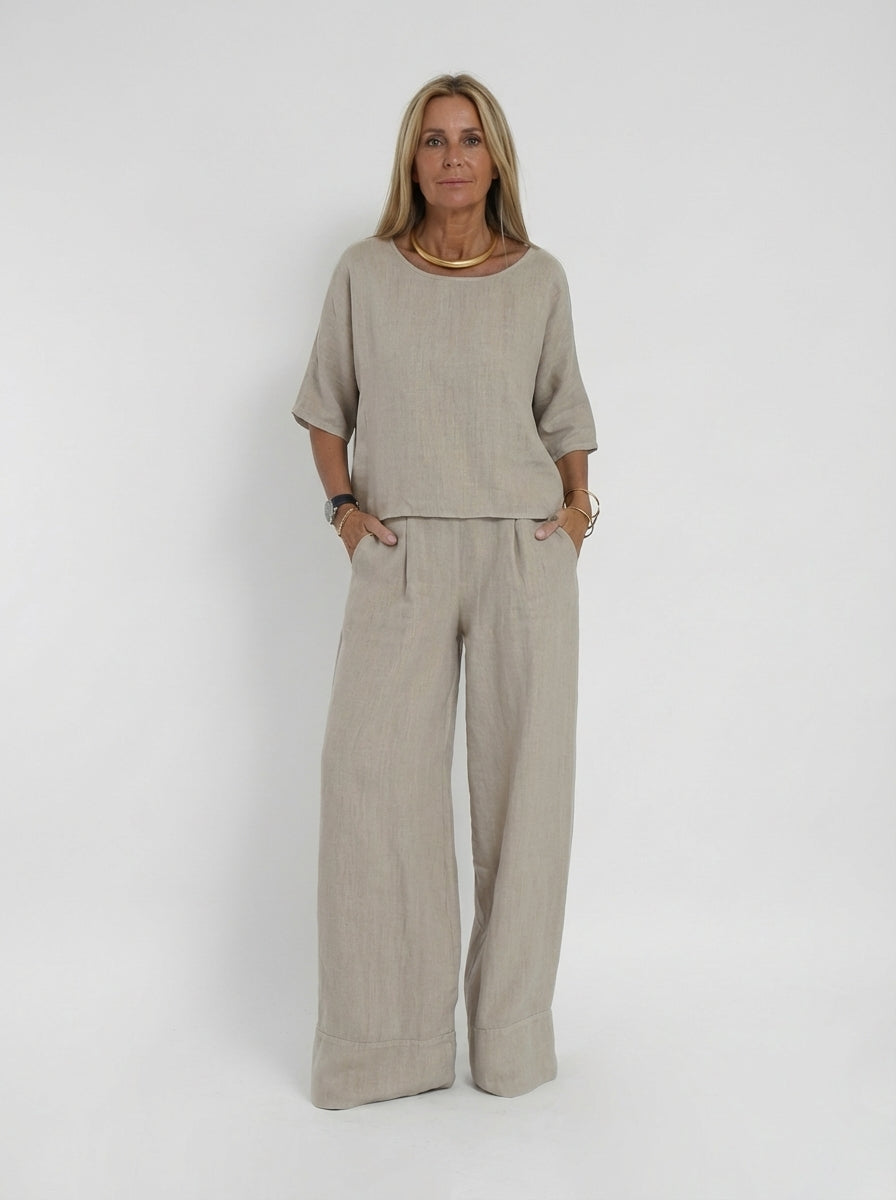 Luchtige tweedelige damesset met wijde broek voor comfortabele zomerkleding en een relaxte pasvorm.