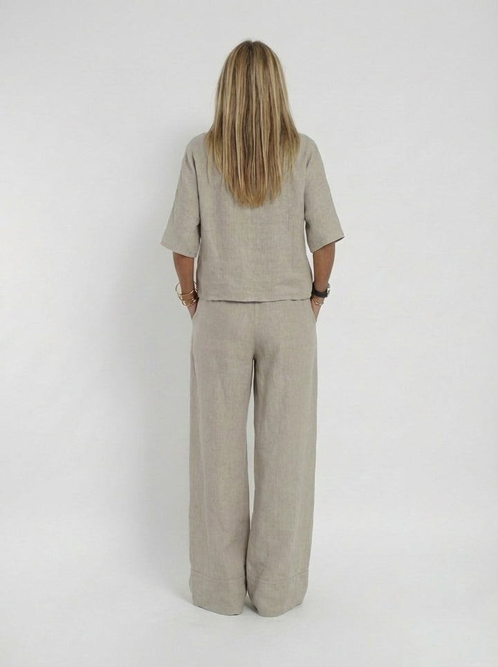 Stijlvolle tweedelige dames outfit met wijde broek, ideaal voor een casual lente outfit of vakantiekleding.