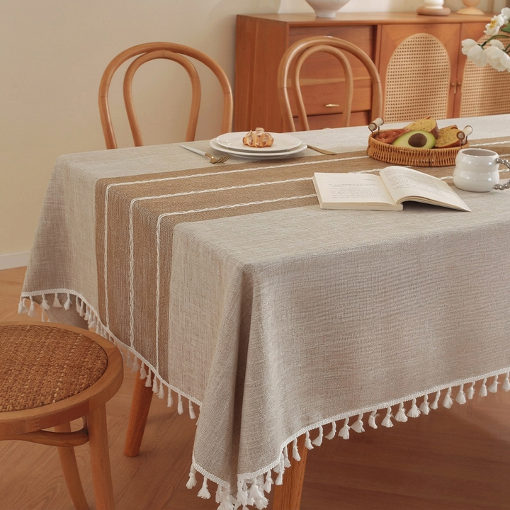 Tafeldecoratie: stijlvol kaki linnen tafellaken met geometrisch patroon en kwastjes, verrijkt elke tafel.