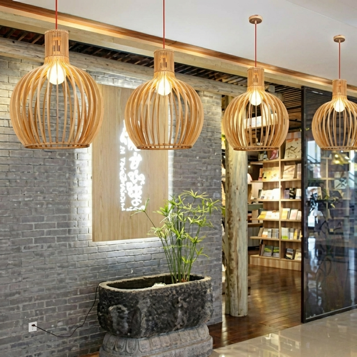 Elegante houten design lamp, perfect voor sfeerverlichting. Mooie plafondlamp van hout voor een modern interieur.