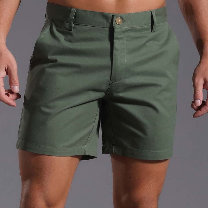 Opgevouwen heren chino shorts, geordend per kleur, klaar voor de zomer. Praktisch.