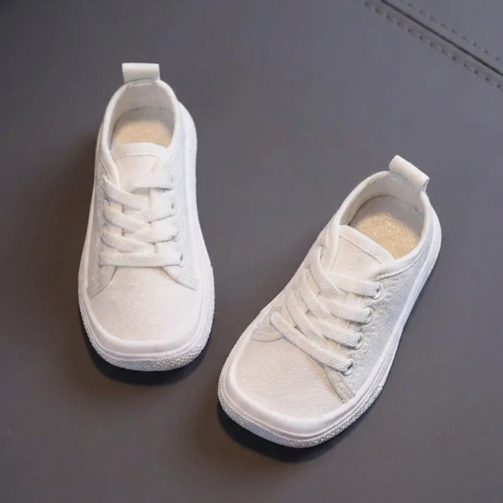 Detail van de ultralichte, flexibele zool van barefootsneakers, essentieel voor blotevoeten gevoel en speels stappen.