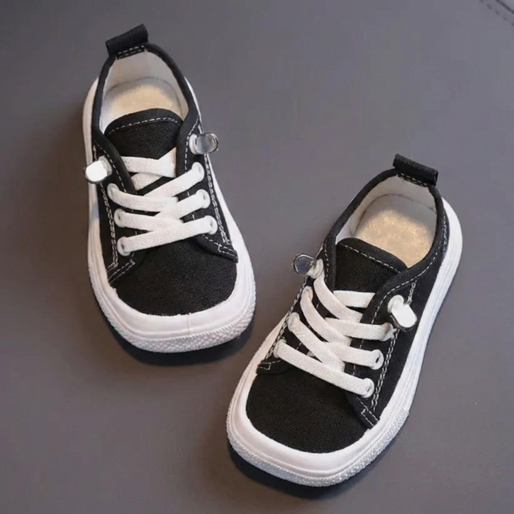 Lachend kind speelt buiten met flexibele barefootsneakers, ideaal voor dagelijks comfort en gezonde groei.