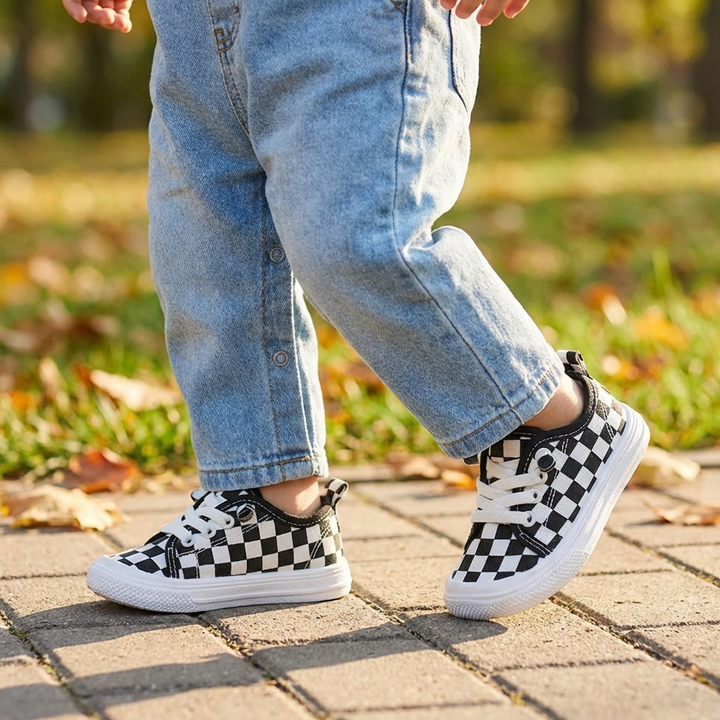 Blauwe barefootsneakers voor kinderen, flexibel en comfortabel voor natuurlijke beweging en gezonde voeten.