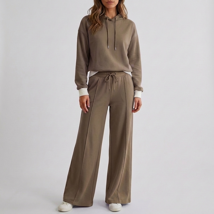 Dames casual outfit: cropped hoodie en broek. Ideaal als comfortabele loungewear of sportieve set.