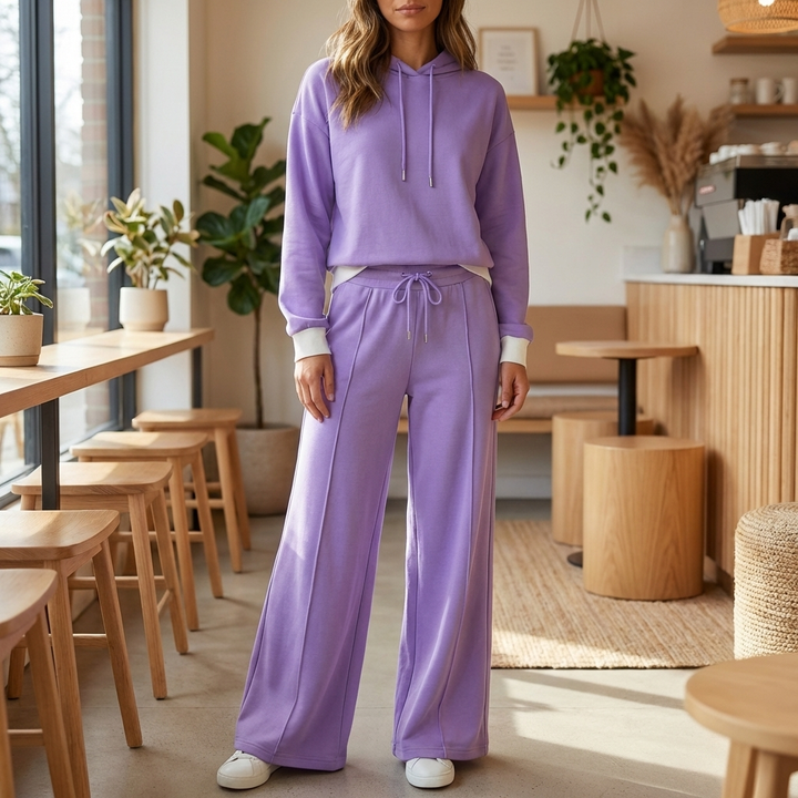 Dames tweedelige set met comfortabele hoodie en wijde broek voor een relaxte en stijlvolle loungewear outfit.