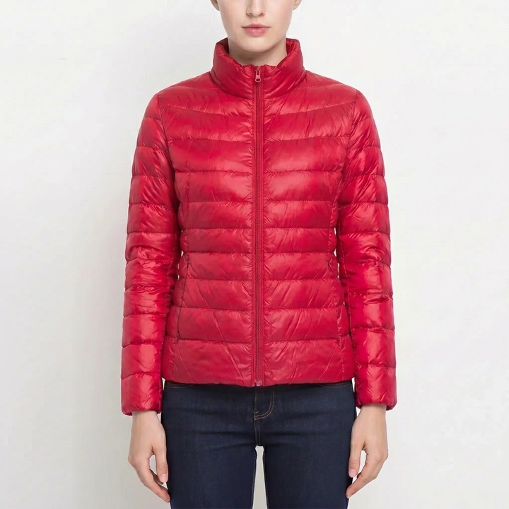 Functionele buitenmode jas voor dames, warm, getailleerd en gewatteerd voor optimaal comfort.