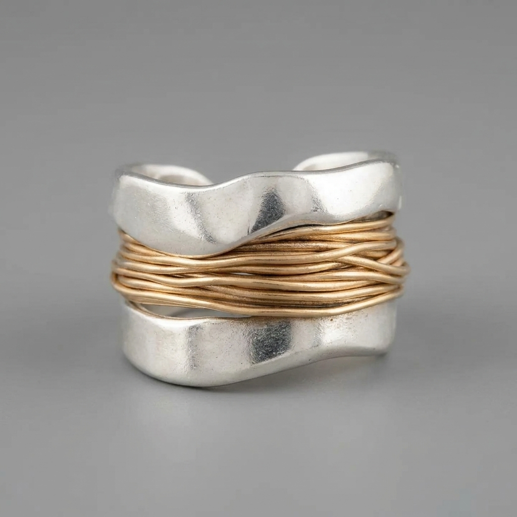 Moderne bicolor zilveren ring met elegante gouddraad. Veelzijdig unisex sieraad, ideaal als geschenk.