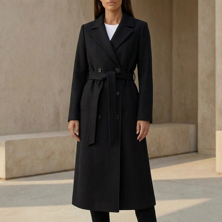 Zwarte dames lange dubbelgebreide jas met knoopsluiting en ceintuur; elegante smart-casual tussenjas.