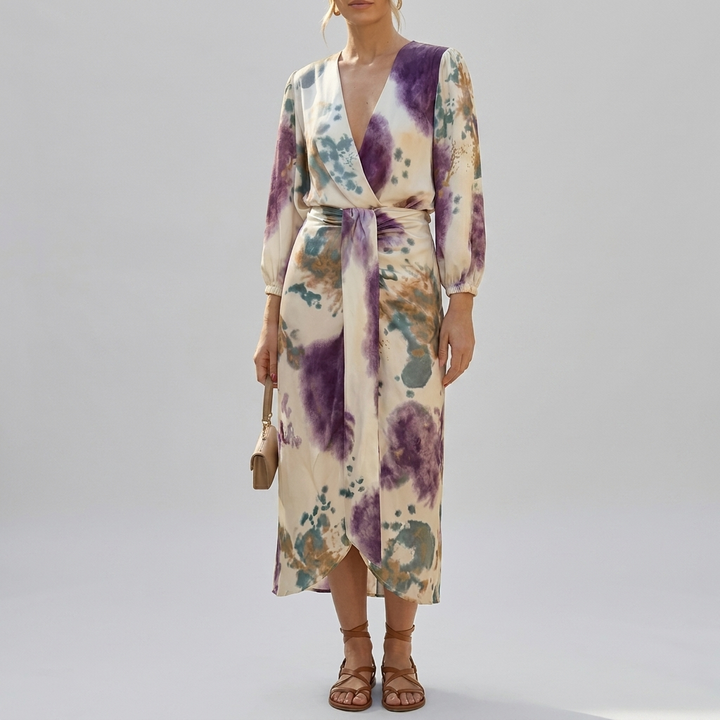 Zomerse dames overslagjurk met paars/teal/gouden waterverfprint, V-hals, elegante ballonmouwen en strikceintuur.