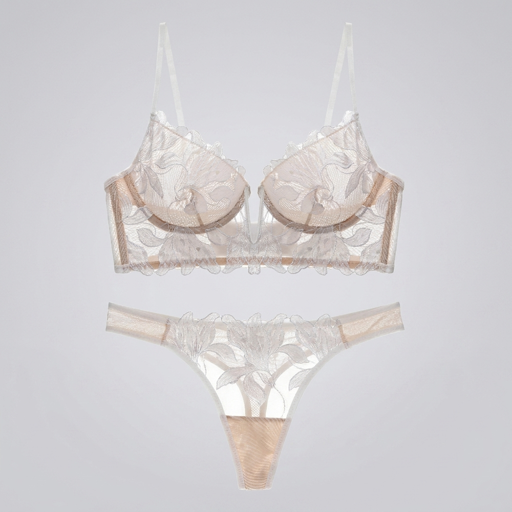 Comfortabele en verleidelijke tweedelige kanten lingerieset in het wit voor dames. Ideaal voor speciale momenten.
