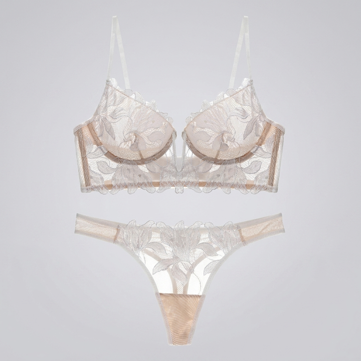 Comfortabele en verleidelijke tweedelige kanten lingerieset in het wit voor dames. Ideaal voor speciale momenten.