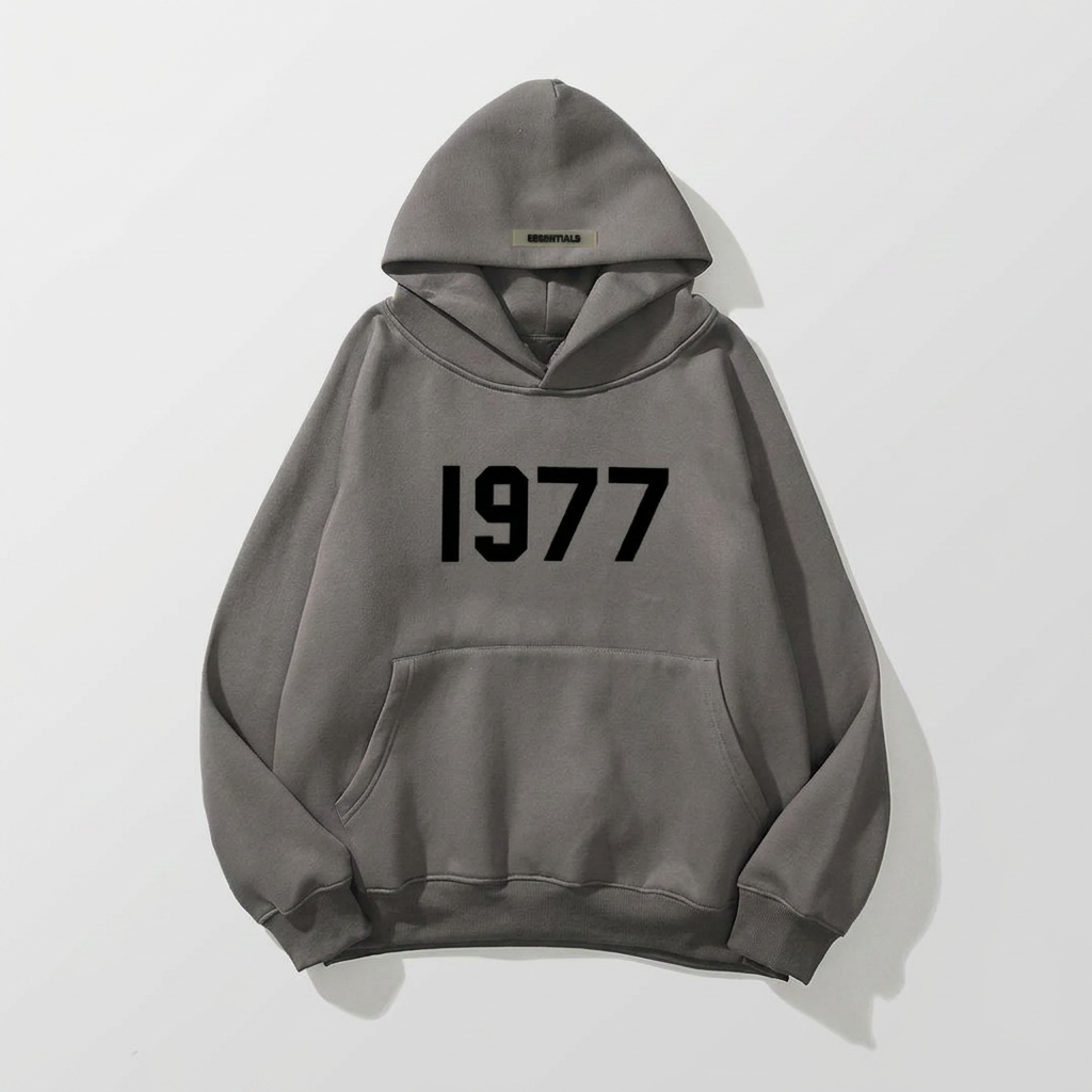 Model draagt comfortabele unisex winterhoodie, warme trui met capuchon, perfecte streetwear outfit.