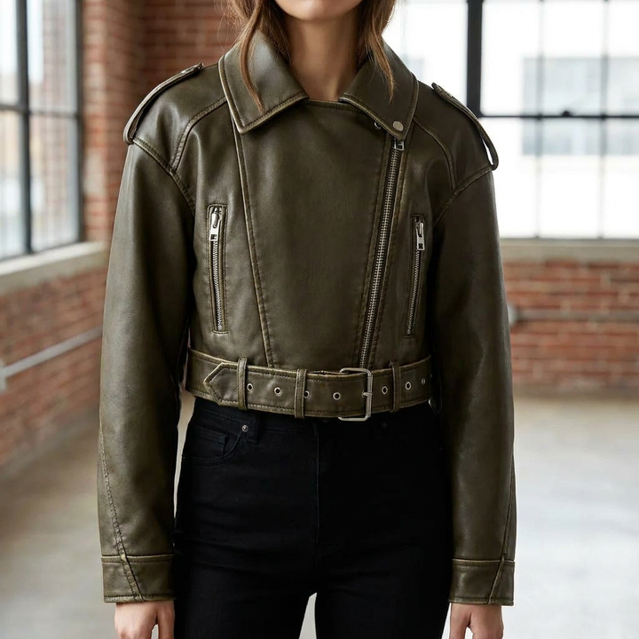 Zwarte cropped dames leren jas van PU leer met stijlvolle riem, perfect voor een moderne, getailleerde look.