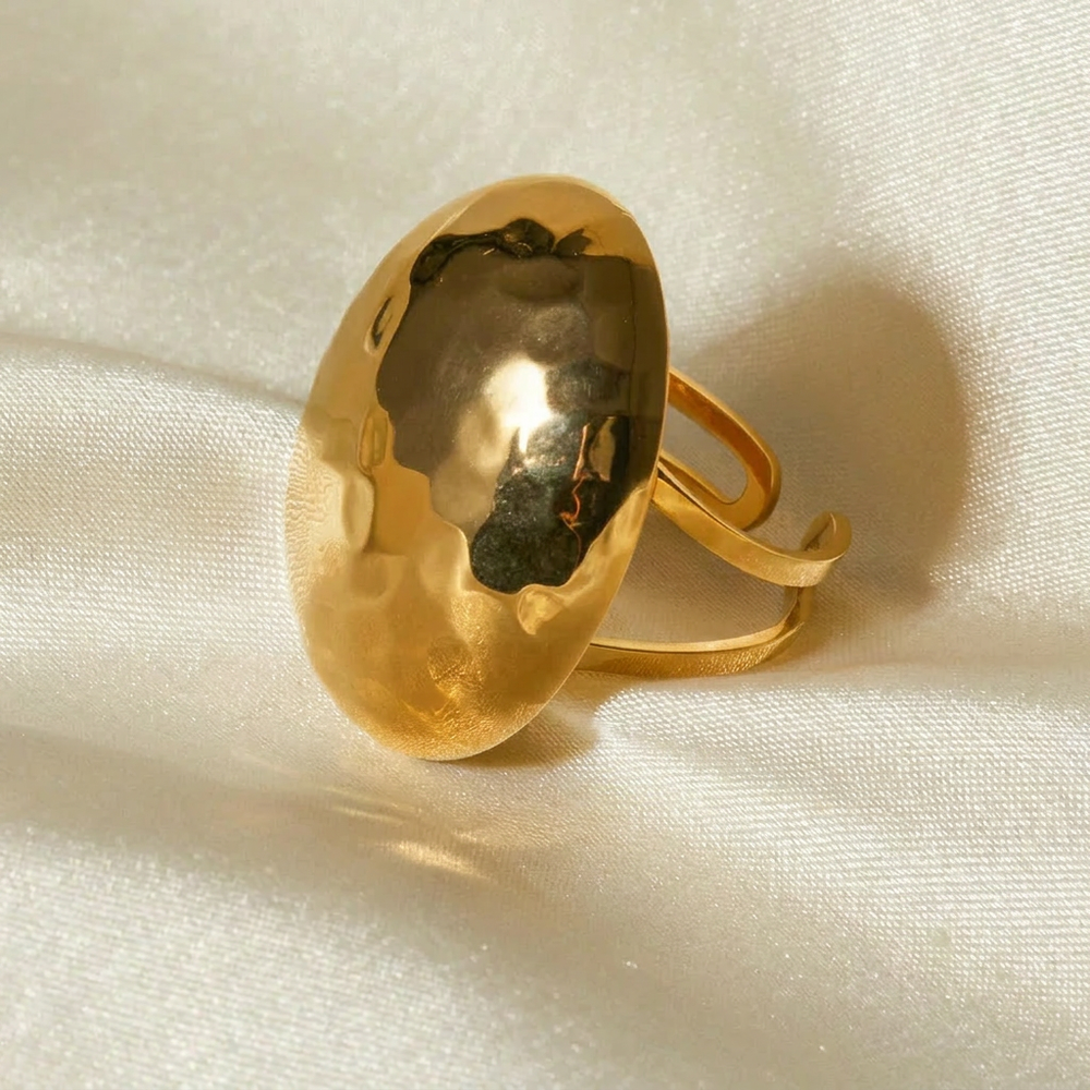 Moderne goudkleurige ovale damesring van roestvrij staal. Stijlvol accessoire met duurzame 18K goudlaag.