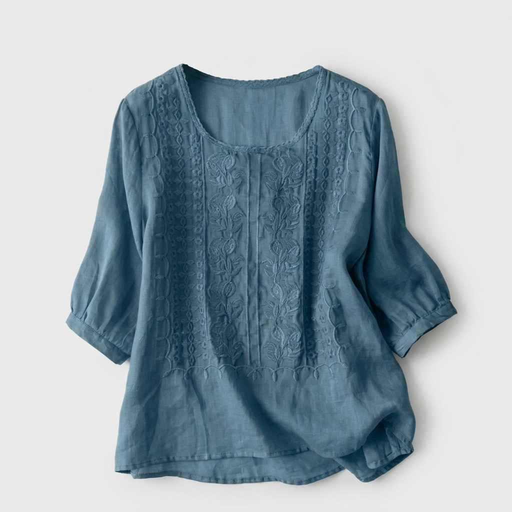 Stijlvolle geborduurde damesblouse, ronde hals, perfect voor zomerse elegantie, zowel casual als chic te dragen.
