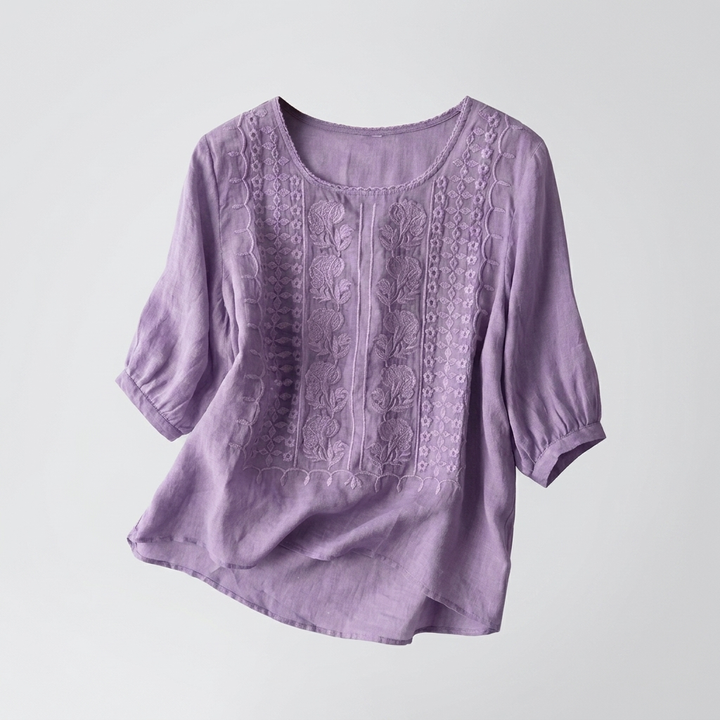 Comfortabele zomerse damesblouse met gedetailleerd borduurwerk en ronde hals, voor een elegante en veelzijdige look.