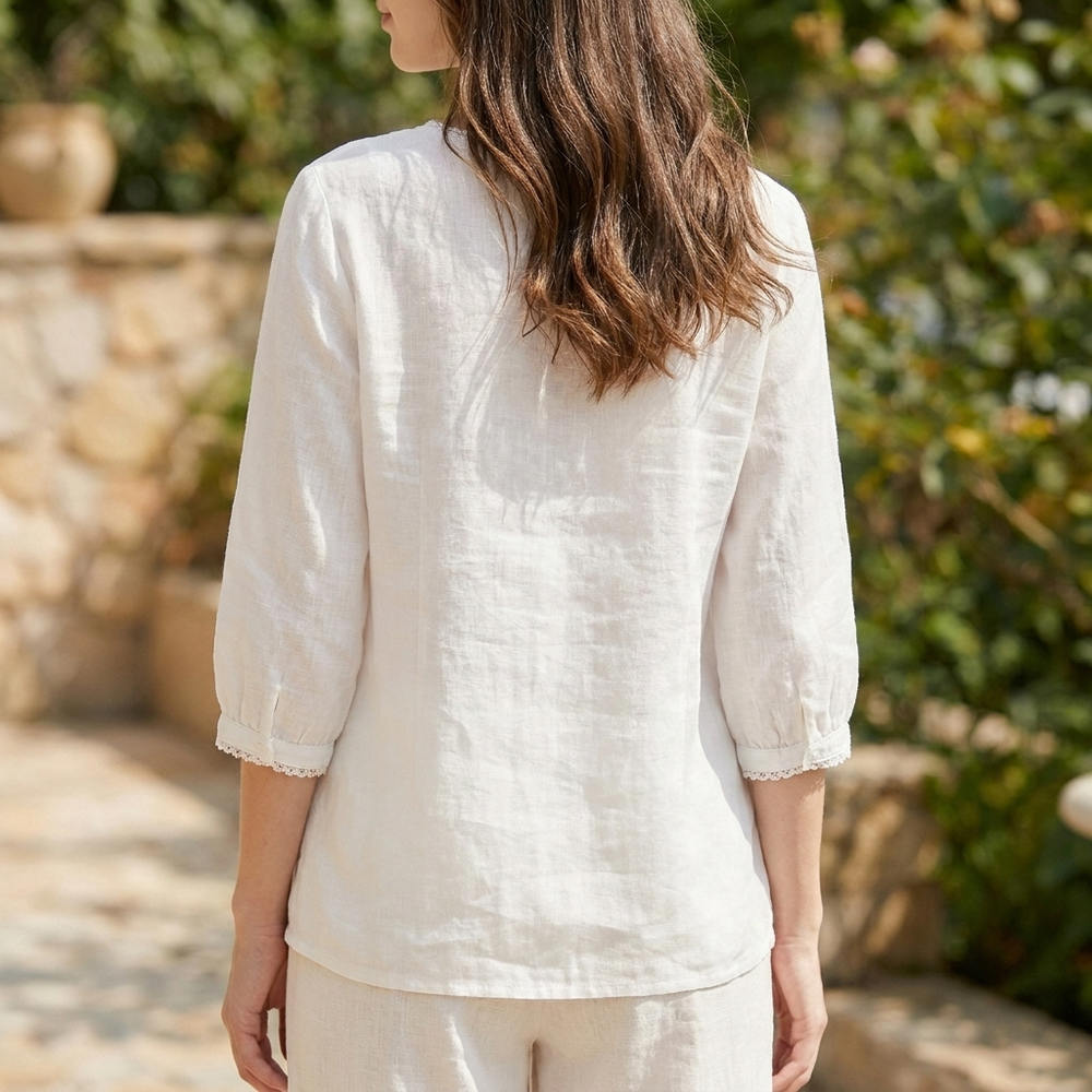 Witte zomerse damesblouse met fijn borduurwerk en ronde hals; comfortabel, veelzijdig en casual te dragen.