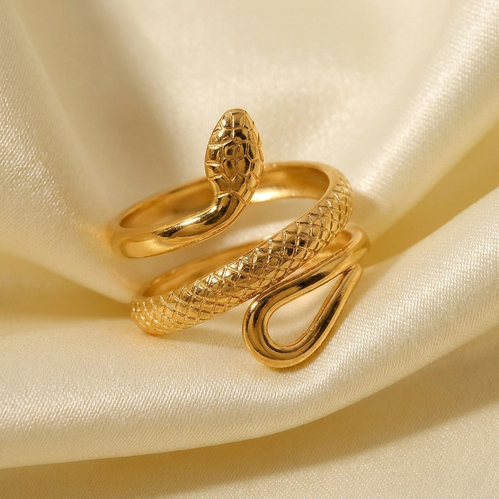 Goudkleurige of zilverkleurige slangenring voor dames, verfraaid met glinsterende zirconia stenen.