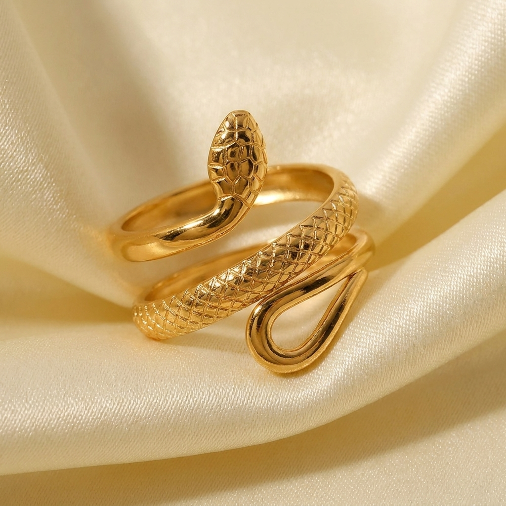Goudkleurige of zilverkleurige slangenring voor dames, verfraaid met glinsterende zirconia stenen.