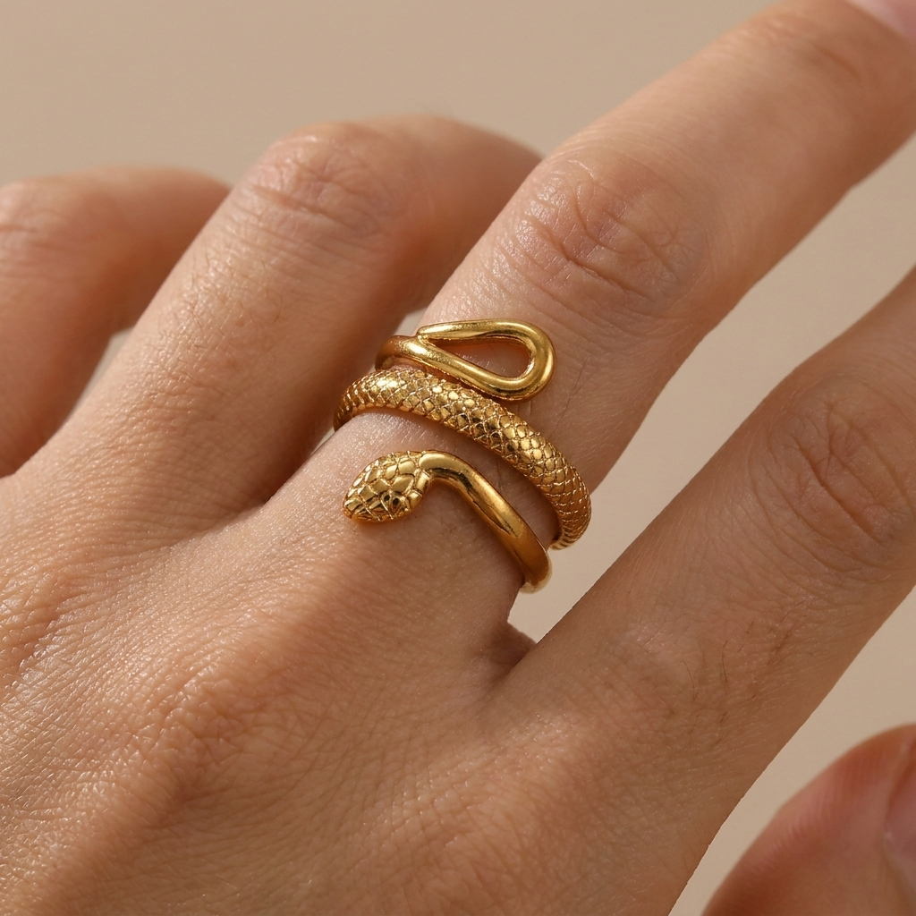 Elegante dames slangenring van roestvrij staal met schitterende zirconia. Perfect als moderne statement ring.