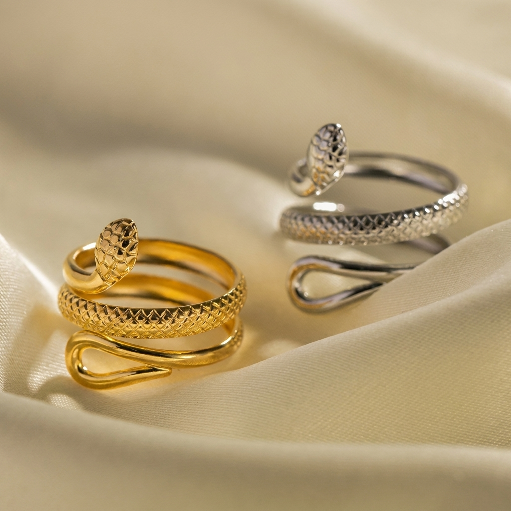 Chique damesring met slangenmotief en zirconia, gemaakt van duurzaam roestvrij staal. Elegant sieraad.