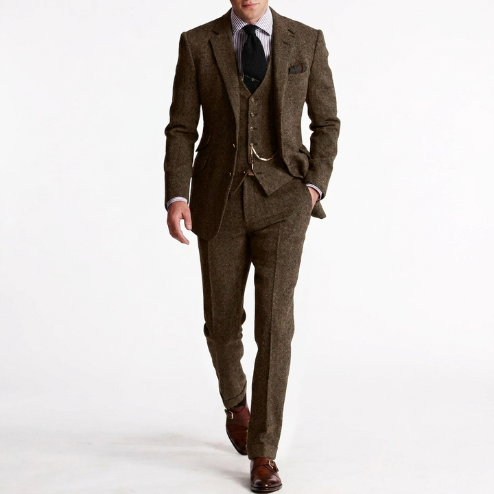 Man model draagt complete driedelige heren businessset: blazer, vest en slimfit broek voor een professionele look.