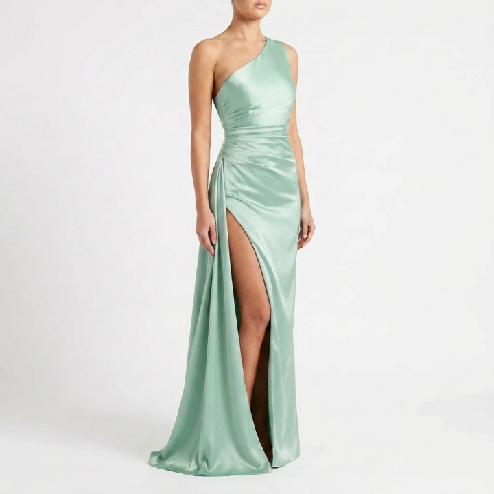 Lange dames feestjurk met asymmetrische snit en enkele schouderband; perfect voor formele events.
